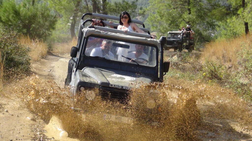 Antalya'nın köprülü kanyon köyünde jeep turu. suyun içine girmiş jeep Ormanın içinde çamurlu ve tozlu.