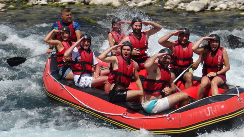Antalya Rafting. Botun içinde 7 kişi rafting yapıyor. Antalya köprülü kanyondaki köprülü çay.