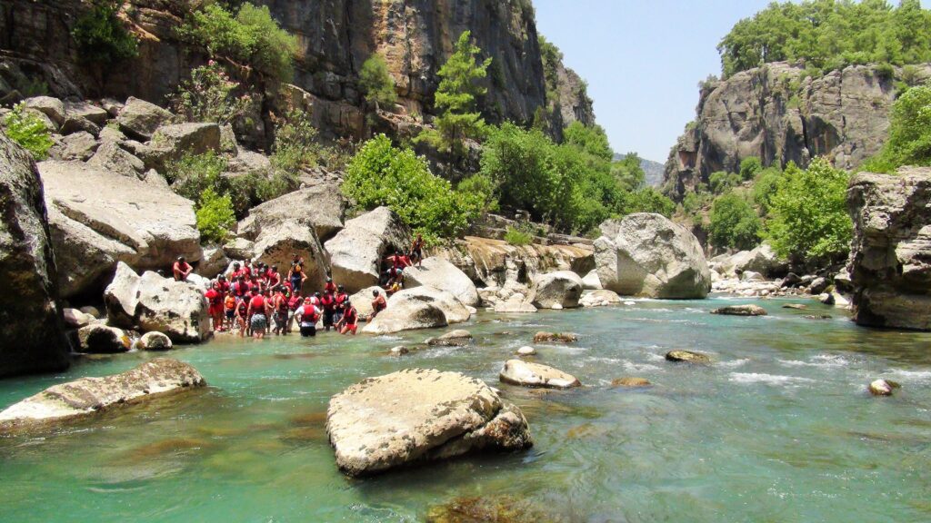 Kanyonun içinden akan soğuk nehir. Soğuk su. Kanyon. Antalya kanyon