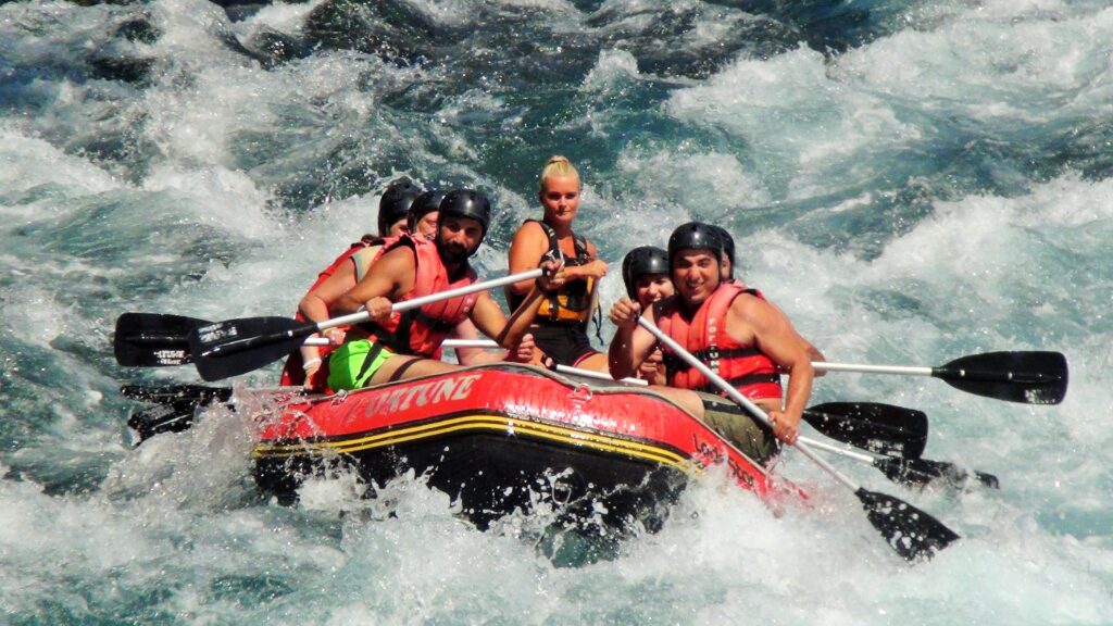 Antalya Rafting. Botun içinde 7 kişi rafting yapıyor. Antalya köprülü kanyondaki köprülü çay.