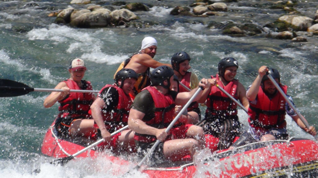 Antalya Rafting. Botun içinde 7 kişi rafting yapıyor. Antalya köprülü kanyondaki köprülü çay.
